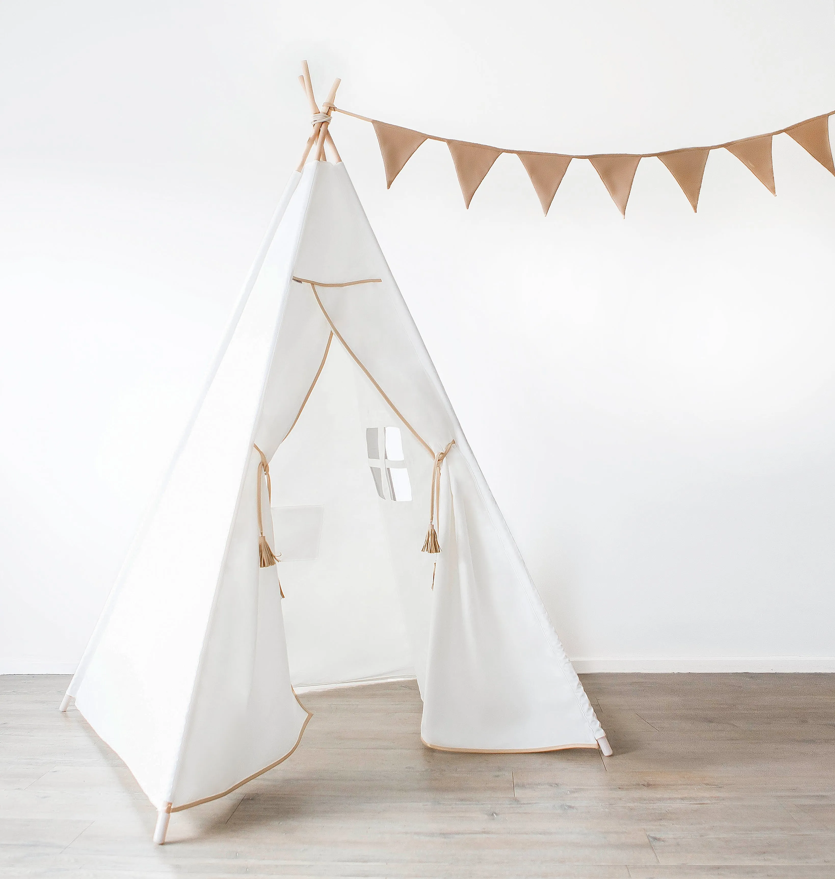 The Leatherette Teepee & Garland Set